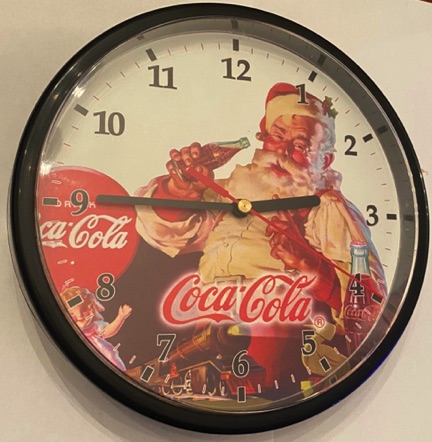 3165-1 € 15,00 coca cola klok afb kerstman zittend 21 cm.jpeg